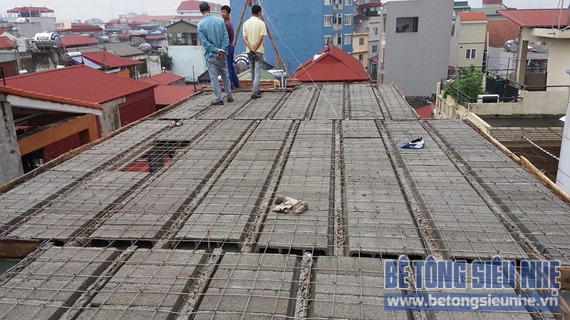 Đổ sàn bê tông nhẹ cho nhà dân dụng sử dụng kết cấu nhà khung thép tại Long Biên