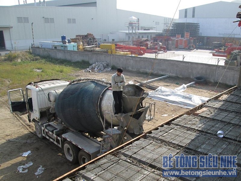 Lắp ghép sàn bê tông siêu nhẹ trên khung nhà thép tiền chế công trình nhà xưởng tại Mê Linh