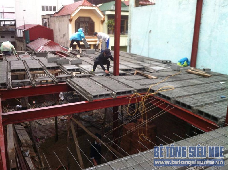 Làm sàn bê tông siêu nhẹ trên khung nhà thép tiền chế công trình nhà xưởng tại Mê Linh