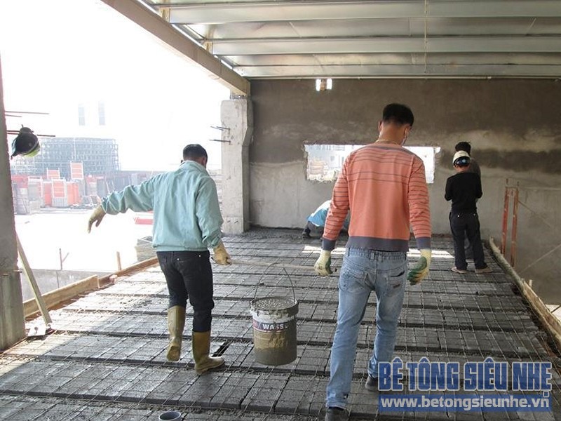 Lắp ghép sàn bê tông siêu nhẹ trên khung nhà thép tiền chế công trình nhà xưởng tại Mê Linh