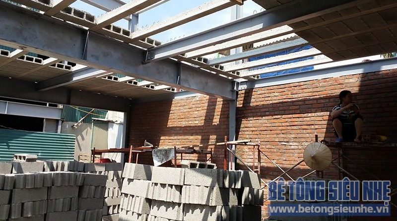 Lắp ghép sàn bê tông siêu nhẹ nhà thép tiền chế 2 tầng công trình nhà xưởng tại Nhật Tân
