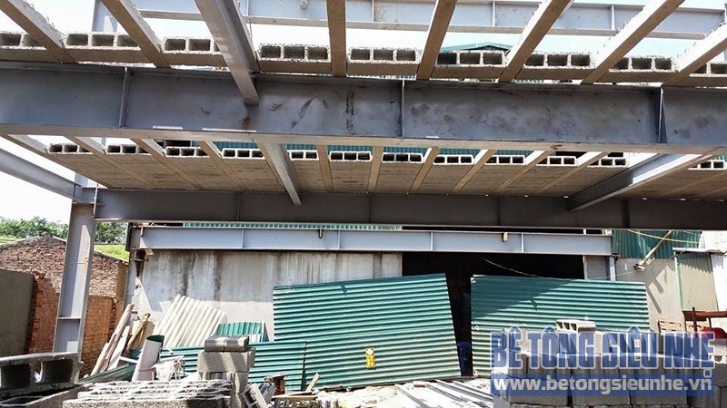 Lắp ghép sàn bê tông siêu nhẹ nhà thép tiền chế 2 tầng công trình nhà xưởng tại Nhật Tân