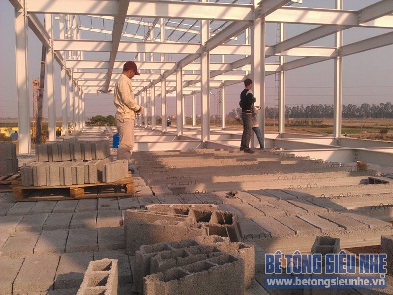 Thi công sàn bê tông nhẹ cho nhà khung thép 3 tầng của Công ty AROMA