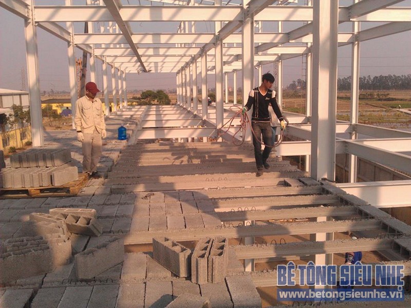 Thi công sàn bê tông nhẹ cho nhà khung thép 3 tầng của Công ty AROMA