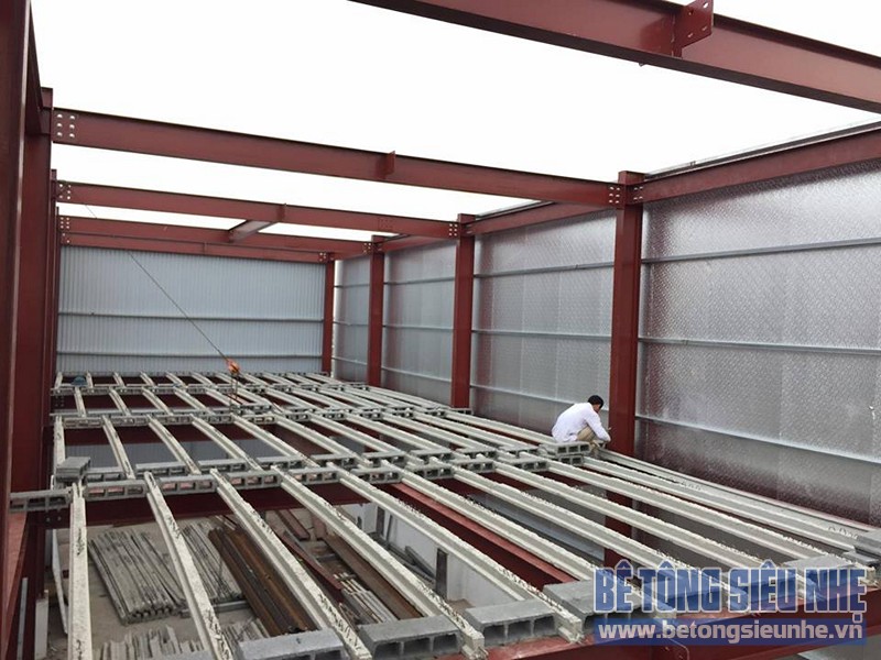 Dựng hệ khung làm nhà khung thép kết hợp sàn bê tông nhẹ cho nhà xưởng tại Thạch Thất