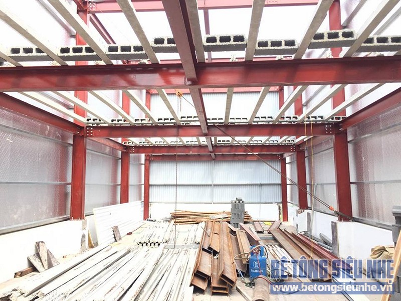 Dựng hệ khung làm nhà khung thép kết hợp sàn bê tông nhẹ cho nhà xưởng tại Thạch Thất
