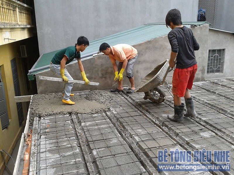 Lắp ghép sàn bê tông siêu nhẹ làm trần nhà phố công trình nhà anh Tuấn