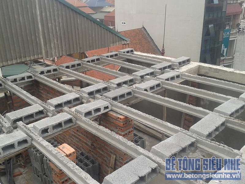 Lắp ghép sàn bê tông siêu nhẹ làm trần nhà phố công trình nhà anh Tuấn