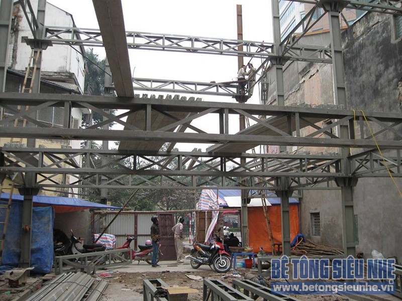 Quy trình dựng nhà khung thép, làm sàn bê tông siêu nhẹ cho nhà hàng tại Trương Định