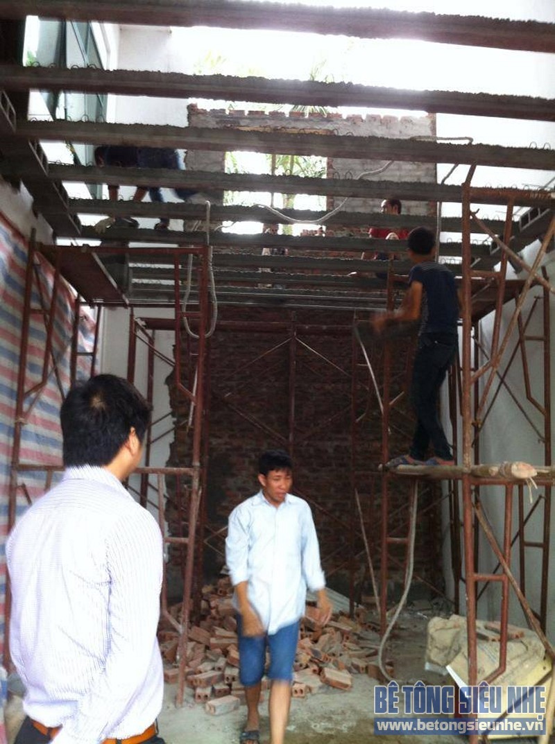 Đổ trần bằng bê tông siêu nhẹ - cải tạo nhà phố cho nhà anh Dũng ở Long Biên