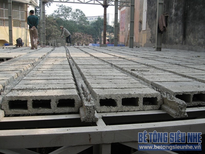 Gạch bê tông nhẹ chỉ giao động trong khoảng từ khoảng 500 - 700 kg/m3. Gạch bê tông nhẹ chỉ giao động trong khoảng từ khoảng 500 - 700 kg/m3.