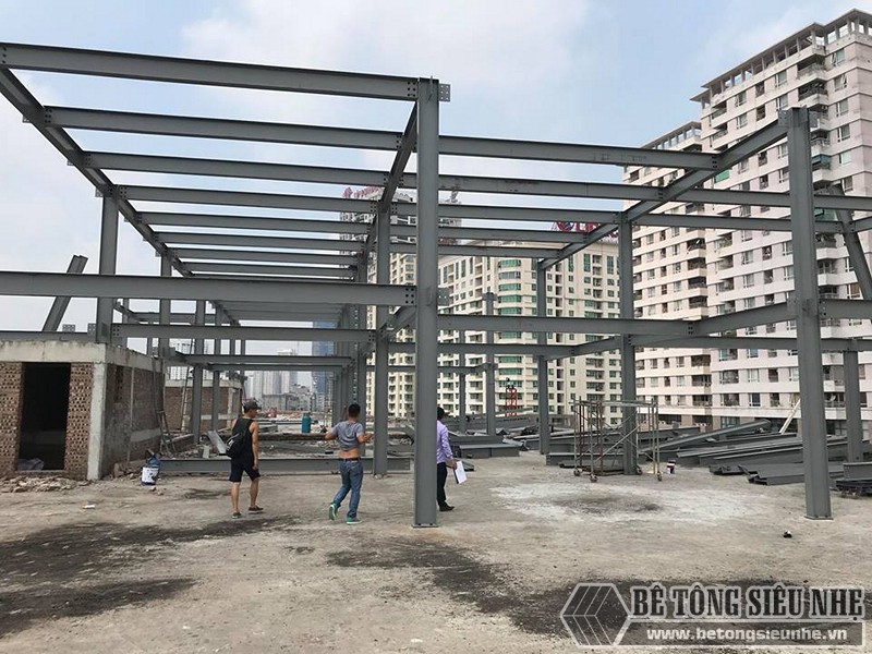 Dựng nhà khung thép và làm sàn bê tông nhẹ lắp ghép công trình ở Cầu Giấy, Hà Nội