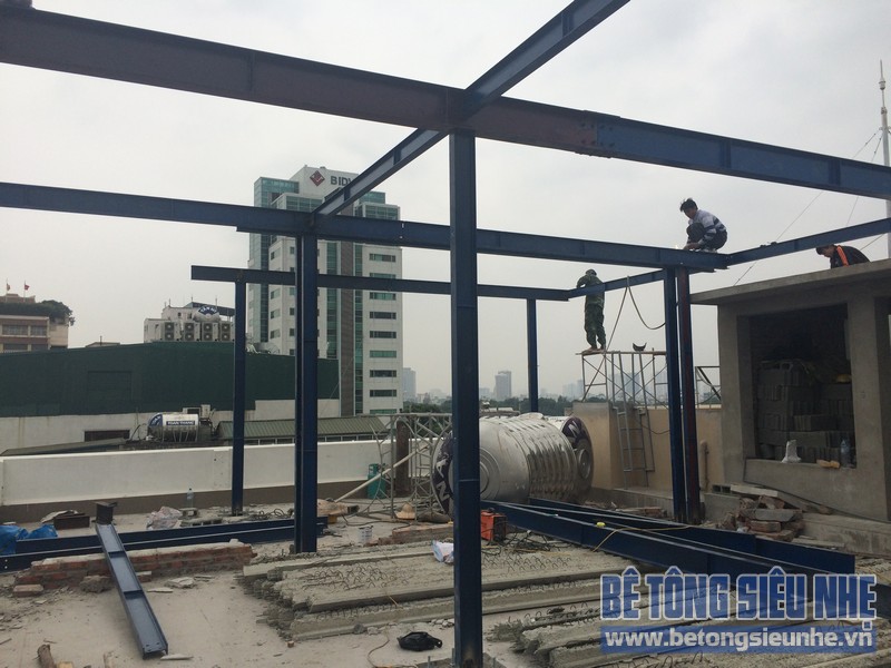Vận chuyển và lắp ghép khung thép tiền chế - công trình thực tế của betongsieunhe.vn tại Hà Nội