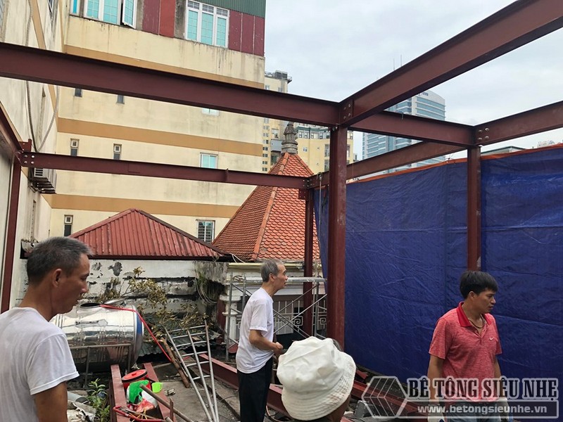 Nâng tầng nhà phố “siêu nhanh” bằng khung thép tiền chế tại phố cổ Hà Nội
