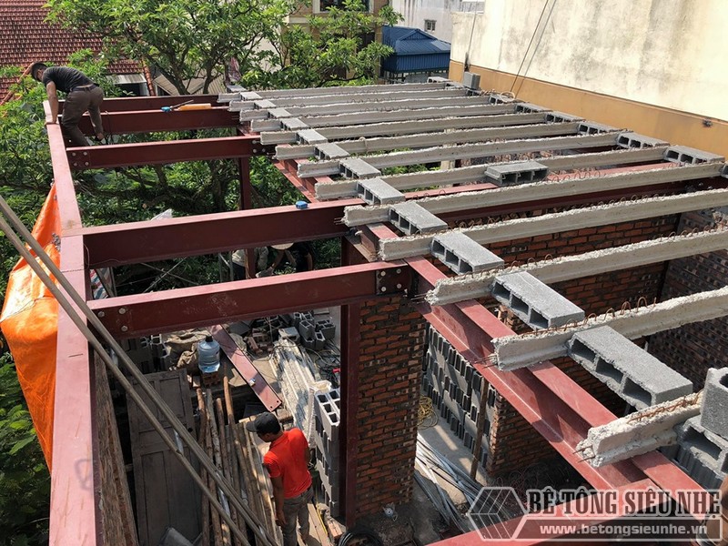 Dựng hệ khung thép và ghép sàn bê tông nhẹ tại phố cổ, Hàng Bún Hà Nội